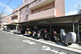 【駐車場】 | バイク置き場。空き区画の有無や駐輪料金、サイズおよび排気量規定などについては、改めてお問い合わせください。～即日のご見学可能～　お問合せはお気軽にどうぞ。
