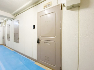 【その他共用部分】 | 皆様をお迎えする、お部屋の玄関ドア。開けやすさや開放角度、ドアノブの操作しやすさや鍵の形状などを、現地で一度ご確認ください。～即日のご見学可能～　お問合せはお気軽にどうぞ。