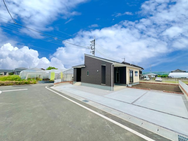 吉岡町漆原の前面道路含む現地写真|敷地内で駐車も楽々♪