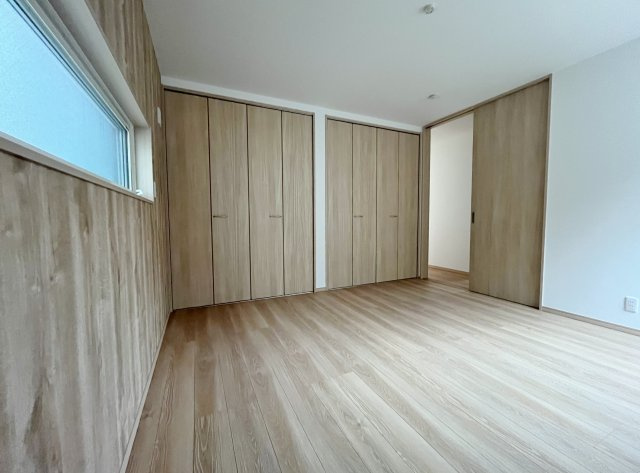 さいたま市浦和区瀬ケ崎4丁目 限定1棟の洋室|8.1帖の主寝室(納戸表記)
整形なお部屋なので家具のレイアウトもしやすいです
壁面ワイドな収納が魅力的です