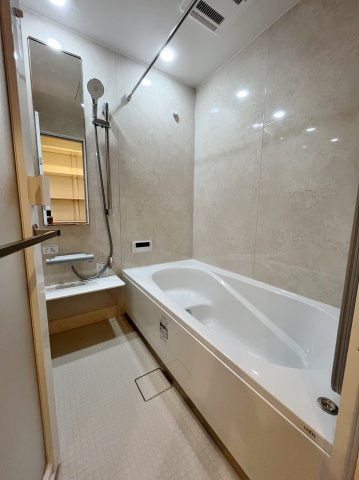 さいたま市浦和区瀬ケ崎4丁目 限定1棟の浴室|落ち着いた色合いの浴室
一坪タイプの浴室は足を伸ばしてゆっくりバスタイムを楽しめます
浴室換気乾燥機が標準装備です