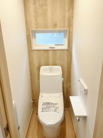 さいたま市浦和区瀬ケ崎4丁目 限定1棟のトイレ|小窓を設けた明るく衛生的なトイレ
お洒落なアクセントクロスを施してます
トイレは2か所設置しているので忙しい朝にも便利です