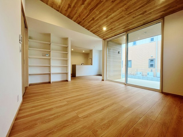 さいたま市浦和区瀬ケ崎4丁目 限定1棟の居間・リビング|19.4帖のLDKは南側に大きなサッシを設けた明るく快適な空間です
壁面には便利な可動棚を設けてます
足元には床暖房を設置