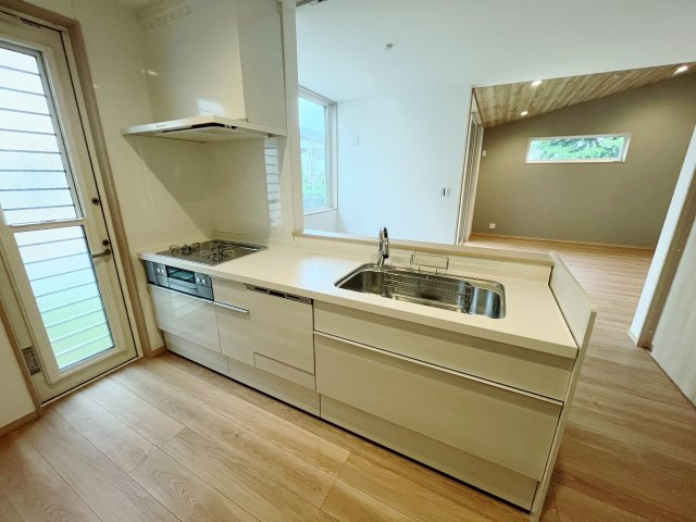 さいたま市浦和区瀬ケ崎4丁目 限定1棟のキッチン|人気の対面キッチンはリビングを眺めながらお料理ができます
家事効率が上がるハイスペックなキッチン
タッチレス水栓、食器洗乾燥機、ガラストップコンロが標準装備です