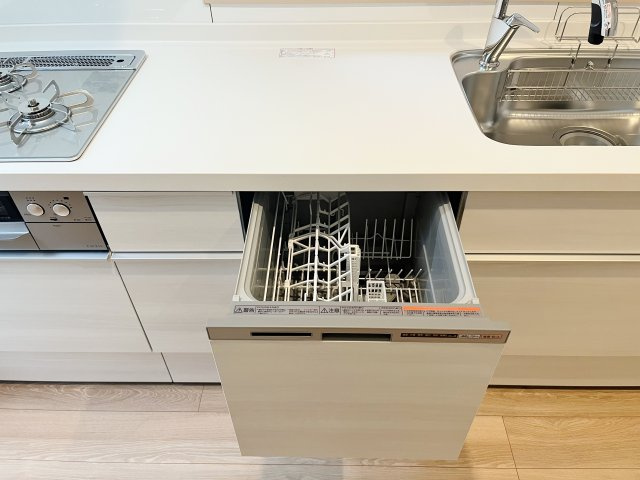 さいたま市浦和区瀬ケ崎4丁目 限定1棟のキッチン|食後の片づけに便利な食器洗乾燥機