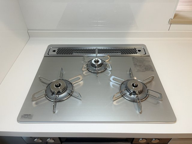 さいたま市浦和区瀬ケ崎4丁目 限定1棟のキッチン|手軽にお手入れができるガラストップコンロ