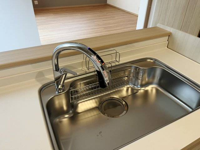 さいたま市浦和区瀬ケ崎4丁目 限定1棟のキッチン|衛生的にお料理ができるタッチレス水栓を装備しています
