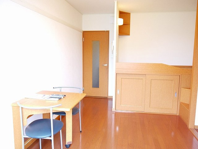 レオパレスｆｒｉｅｎｄｓの居間・リビング|使い勝手のいい洋室です