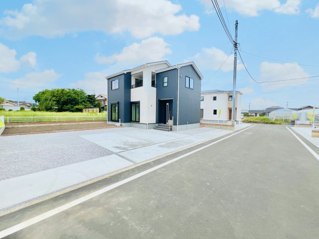 吉岡町漆原の前面道路含む現地写真|敷地内で駐車も楽々♪