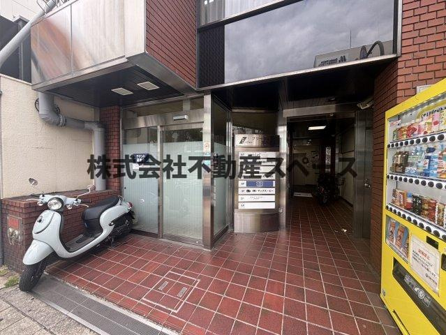 大阪市北区本庄東１丁目の店舗一部のエントランス