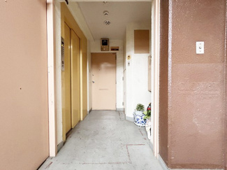 【その他共用部分】 | 当該フロアの共用廊下です。ここもきれいに清掃されています。周囲のお部屋の様子も、ぜひ伺ってみてください。～即日のご見学可能～　お問合せはお気軽にどうぞ。
