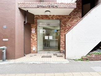 【エントランス】 | お客様を、そして住人を出迎えてくれるマンションのエントランス。ゴミが落ちていないことからも、管理状態の良さや住民の節度の高さが見て取れます。～即日のご見学可能～　お問合せはお気軽にどうぞ。
