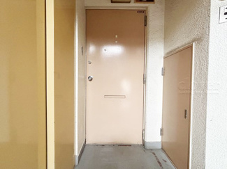 【その他共用部分】 | 皆様をお迎えする、お部屋の玄関ドア。開けやすさや開放角度、ドアノブの操作しやすさや鍵の形状などを、現地で一度ご確認ください。～即日のご見学可能～　お問合せはお気軽にどうぞ。