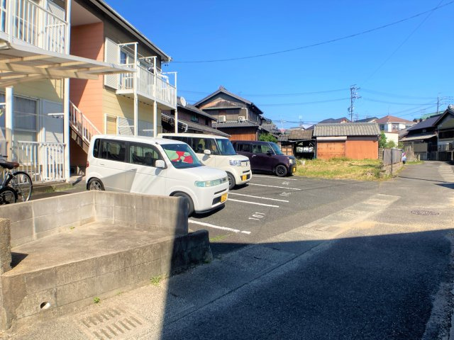コーポ愛の駐車場