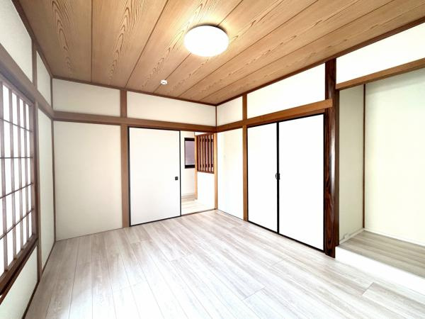 【No.7387】大覚寺中古住宅/4LDK/内外装リフォーム工事中の和室|【リフォーム済】1階北側約6帖和室は洋室へと間取りを変更いたしました。床はフローリングに張替、壁は塗装を行いました。