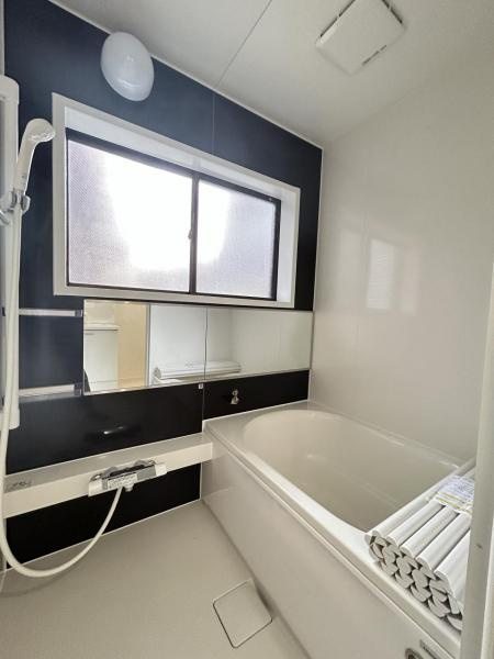 【No.7387】大覚寺中古住宅/4LDK/内外装リフォーム工事中の浴室|窓付きですので採光と換気ができ、心地よい空間です。
