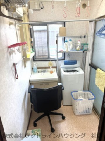 西脇市西脇店舗付き住宅の独立洗面台|湿気もなく状態良好