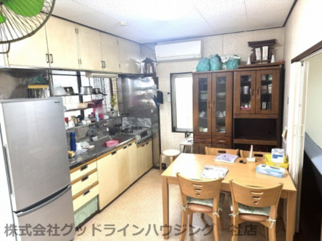 西脇市西脇店舗付き住宅のキッチン|勝手口あり