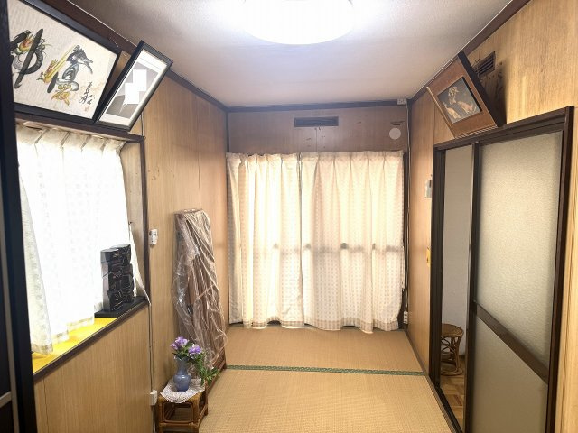西脇市西脇店舗付き住宅の和室|1階和室5帖（未登記部分）