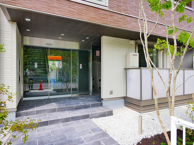 エクセレント　新大宮のエントランス