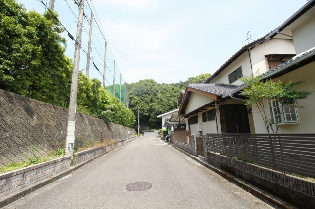 横浜新町１丁目　中古戸建の前面道路含む現地写真