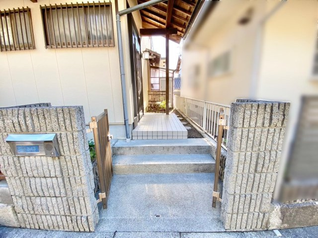 横浜新町１丁目　中古戸建の玄関