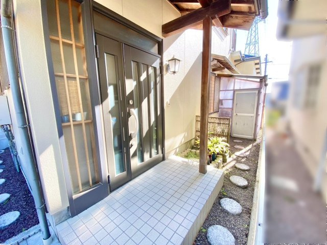 横浜新町１丁目　中古戸建の玄関
