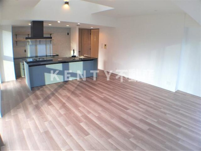 【居間・リビング】 | レジディア御殿山 | こちらのリビングで趣味の時間をお楽しみください