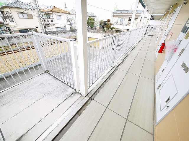 レオパレスニューエイジのその他共用部分|明るい廊下部分です