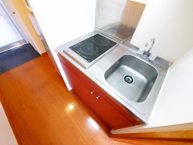 レオパレスニューエイジのキッチン|電気コンロが2口も付いて効率的に料理ができます