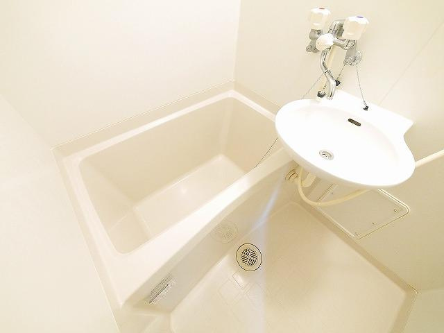 レオパレスニューエイジの浴室|日々の疲れを癒すお風呂付です