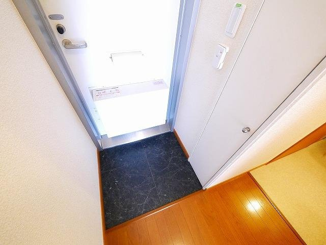 レオパレスニューエイジの玄関|明るい玄関です