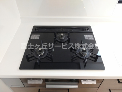 【設備】 | 豊川市御油町汲ケ谷 中古戸建て | 3口コンロです