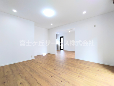 【居間・リビング】 | 豊川市御油町汲ケ谷 中古戸建て | リビングダイニングです