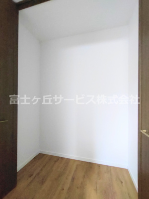 【収納】 | 豊川市御油町汲ケ谷 中古戸建て | 1階廊下の収納スペースです