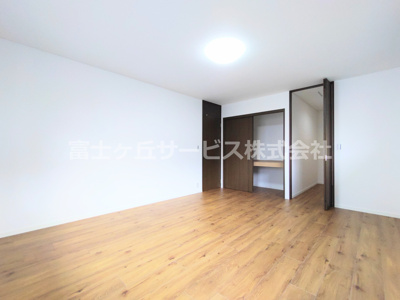 【寝室】 | 豊川市御油町汲ケ谷 中古戸建て | 10.6帖の洋室です