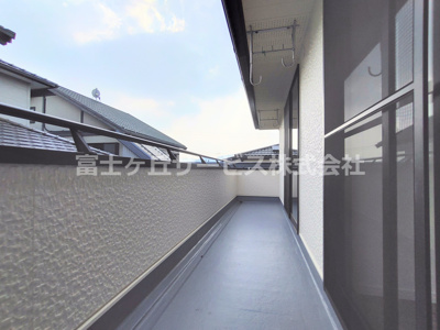 【バルコニー】 | 豊川市御油町汲ケ谷 中古戸建て | お洗濯にも便利なバルコニー付き