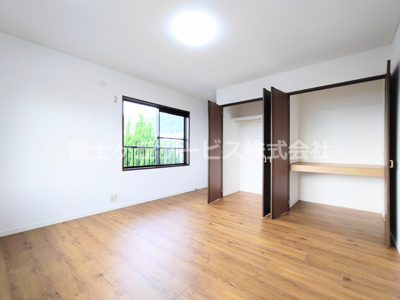 【子供部屋】 | 豊川市御油町汲ケ谷 中古戸建て | 8.8帖の洋室です