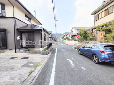 【前面道路含む現地写真】 | 豊川市御油町汲ケ谷 中古戸建て | 前面道路含む現地写真です