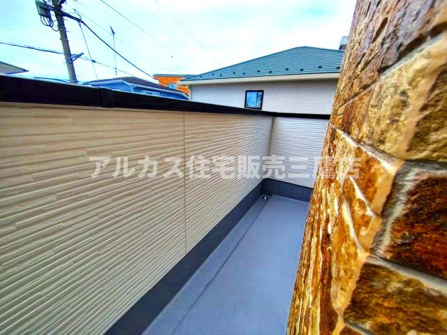 【内覧動画公開中！】三鷹市大沢４丁目 京王線 調布駅 新築戸建のバルコニー