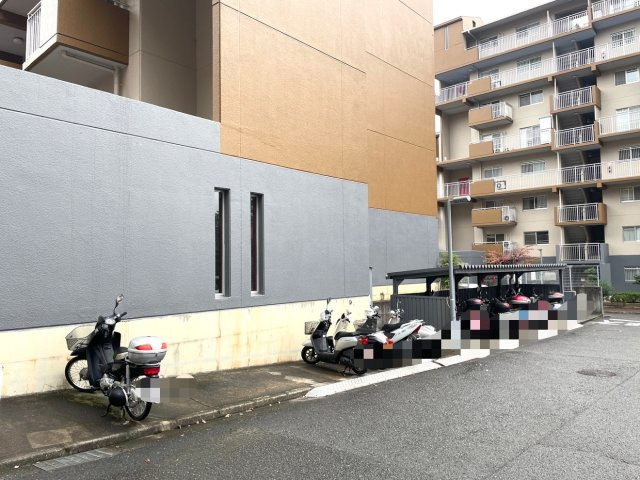 リベラス21金剛東の駐車場