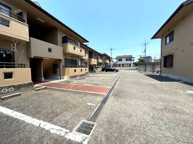 聖ソレアードA棟の駐車場