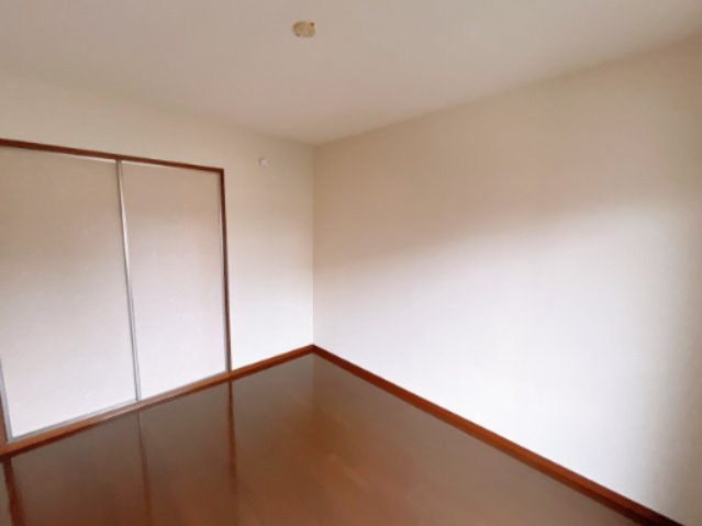 サンヴェルデ西大通 Dの和室|南側洋室、収納なしです