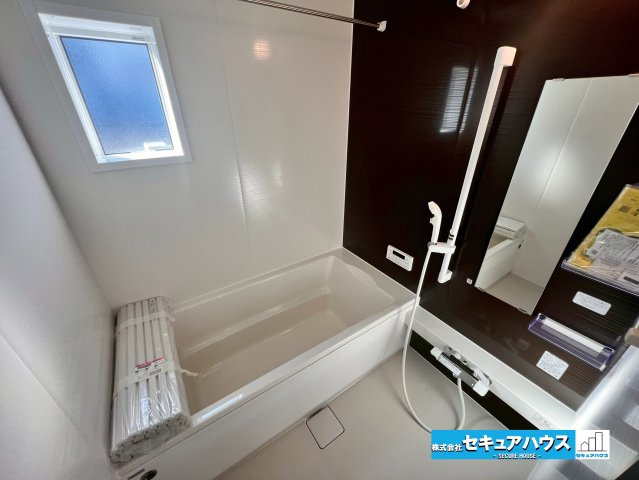 名古屋市緑区小坂 全2棟 1号棟の浴室|■バスルーム
快適な使い心地とゆとりある空間が1日の疲れを解きほぐすバスルーム。空間も浴槽もゆったりのびのび使えるゆとり設計。広く感じるゆとり設計で快適なリラックスタイムを過ごせます。