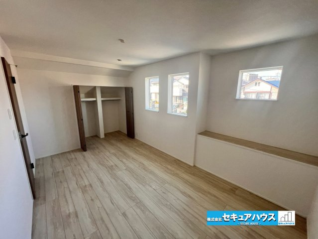 名古屋市緑区小坂 全2棟 1号棟の洋室|■約7.5帖の洋室
採光もアクセントの一つとして。プライベートルームにはやさしい光が射し込んでいて、この明るい好みの空間で読書をしたり、音楽を聞いたりと一人の時間も充実したものにできます。