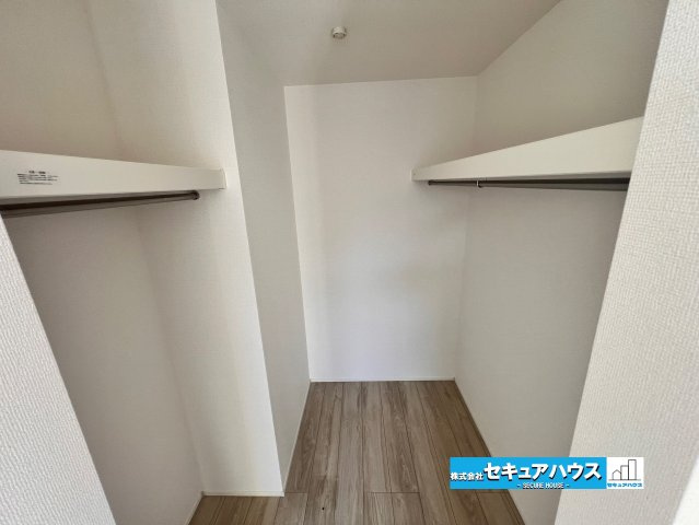 名古屋市緑区小坂 全2棟 1号棟の収納|■ウォークインクローゼット
沢山お洋服や荷物を収納できます♪憧れのウォークインクローゼット付きのお家です。