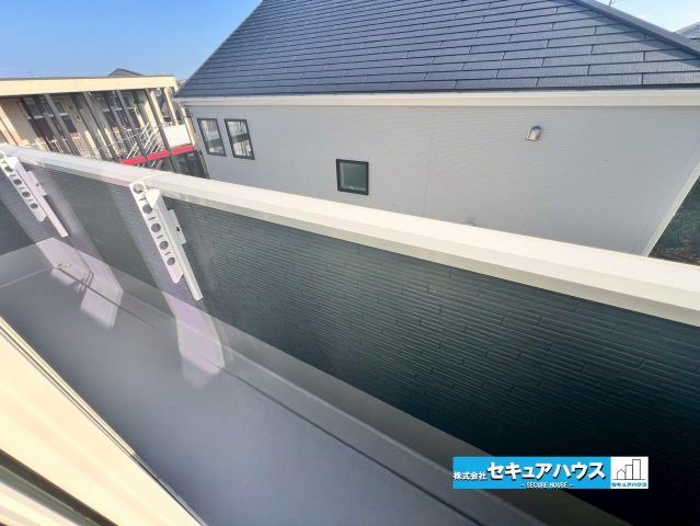 名古屋市緑区小坂 全2棟 1号棟のバルコニー|■バルコニー
多目的に使えるバルコニーを完備！洗濯物や布団を干すことができます。南向きに設置されたバルコニーは、お部屋にも爽やかな風と暖かな陽差しが差し込み、毎日の暮らしを豊かに彩ります。
