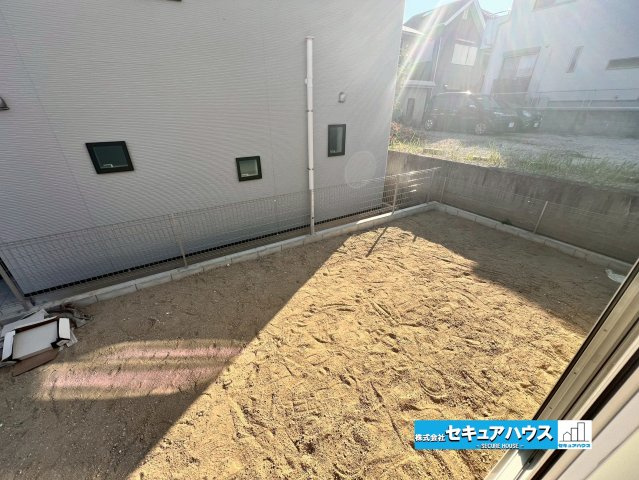名古屋市緑区小坂 全2棟 1号棟の庭|敷地内にスペースあるため車のタイヤやお子様の公園で遊ぶものなどを外に置くことも可能です♪