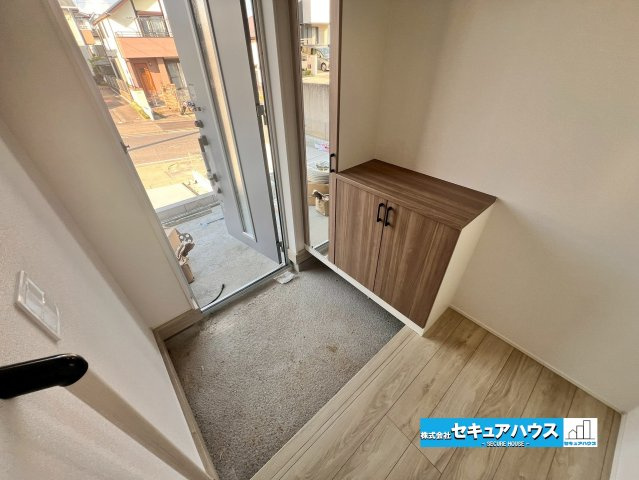 名古屋市緑区小坂 全2棟 1号棟の玄関|■玄関
お家に出会う人々を迎える玄関だからこそ、広々清潔感あふれる空間にしたいものです。採光・通風にも配慮された設計で毎日明るい空間をキープします♪