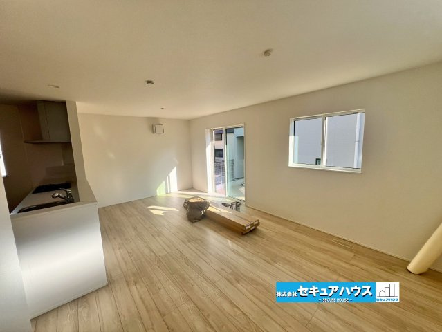 名古屋市緑区小坂 全2棟 1号棟の居間・リビング|■約16.8帖のLDK　
通学から帰宅し、リビングルームで会話を楽しむ子ども達。リビングから臨む景色は太陽色に染まり、解放感溢れゆったりとしたひと時を過ごすことが出来る素敵な空間です。